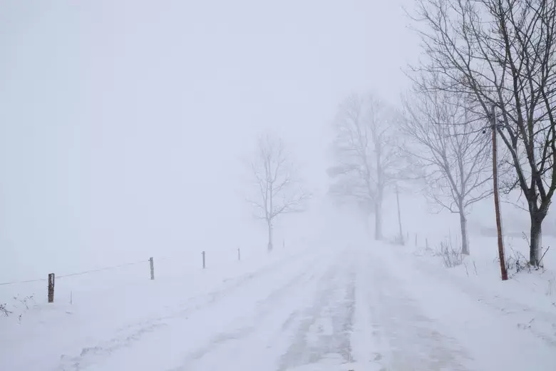 Хүчтэй салхи, шуурганы аюулт үзэгдлээс сэрэмжтэй байж, аюулгүй байдлаа хангахыг зөвлөж байна